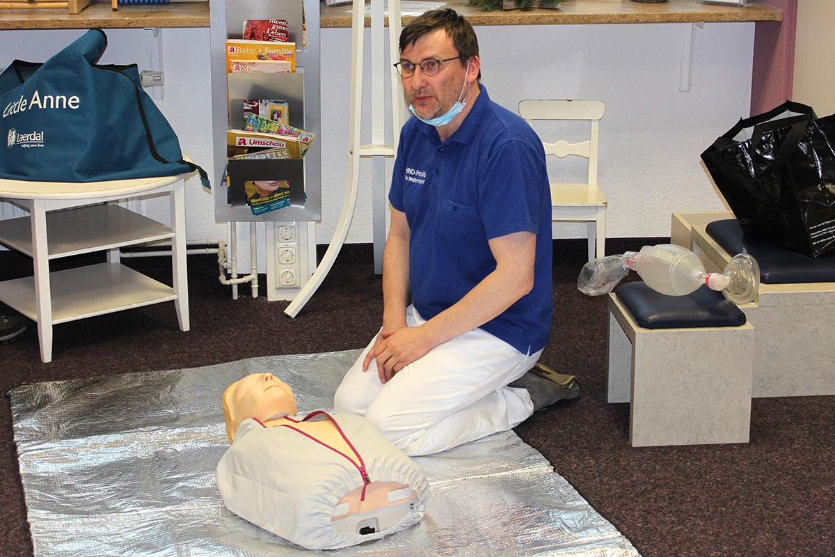 Mike Körner: Trainingsseminar Reanimation in der HNO-Praxis Dr. Woltersdorf in Chemnitz