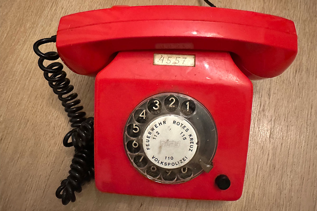Rotes DDR-RFT-Telefon (Foto: Wieland Woltersdorf, 2025)
