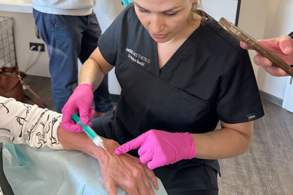 24.04.2026, Ästhetik Halle/Saale, Dr. med. Nadya Guellil: Workshop Ästhetische Medizin: Biostimulation mit Radiesse®: Demonstration der Radiesse®-Injektion zur Verbesserung der Hautqualität am Handrücken