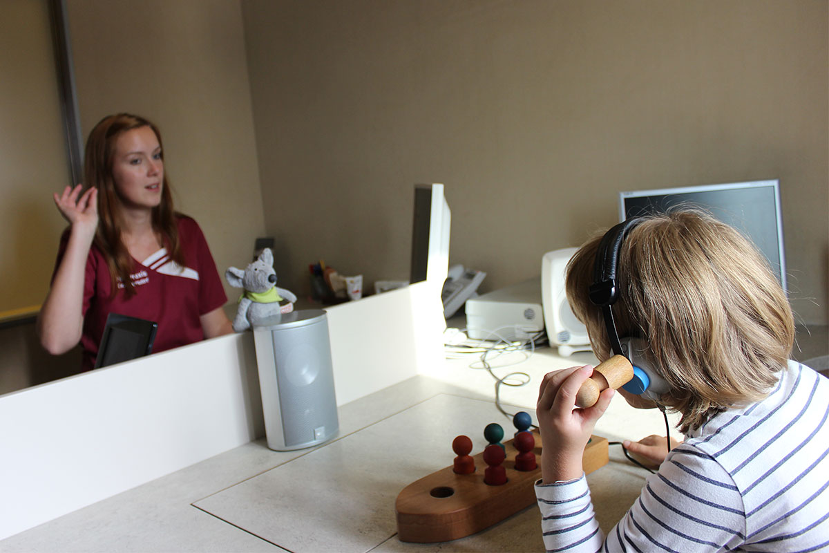 HNO-Praxis Chemnitz: Franziska Wollenberg bei der Hörgeräteüberprüfung bei Kindern