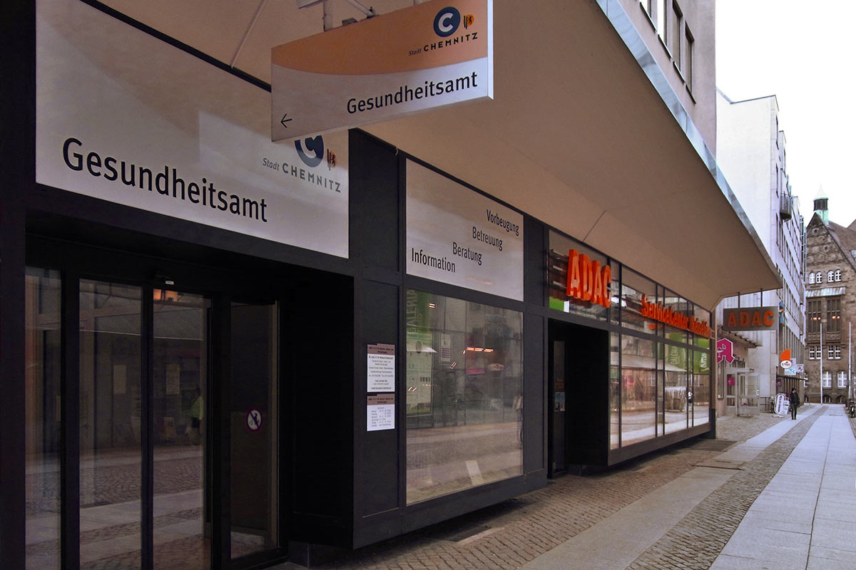 Eingang HNO-Praxis Chemnitz . Gesundheitsamt . Am Rathaus 8 . 09111 Chemnitz