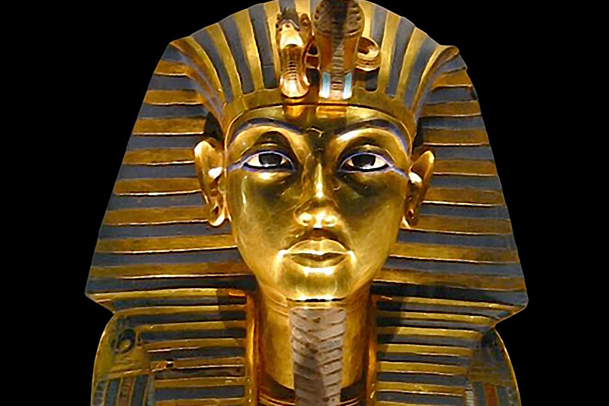 Goldene Totenmaske Tutanchamun im Ägyptischen Museum Kairo (Foto: MykReeve, Wikimedia Commons, CC BY SA 3.0)
